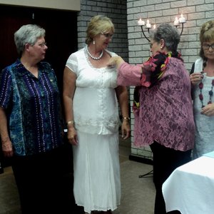 Me Rienie LÃ¼dick ingehuldig as Overberg Sirkel se nuwe President met die nuwe bestuur. Vlnr: Nonnie de Bod Sekretaresse/Tesourier, Corrie Fourie Visie President en Rienie LÃ¼dick